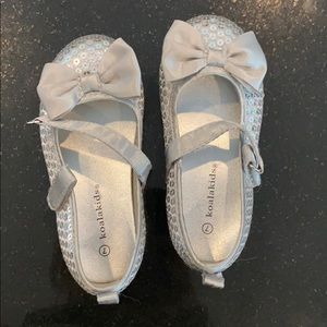 Size 7 girls dress shoes, silver with sequence.